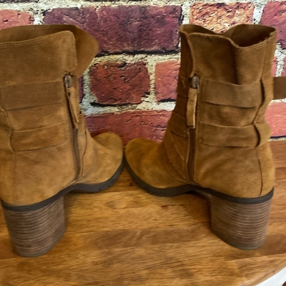 Clarks Malvet Doris Tan Brown Suede Block Heel Moto Western Boots Size 9.5 - Picture 7 of 12
